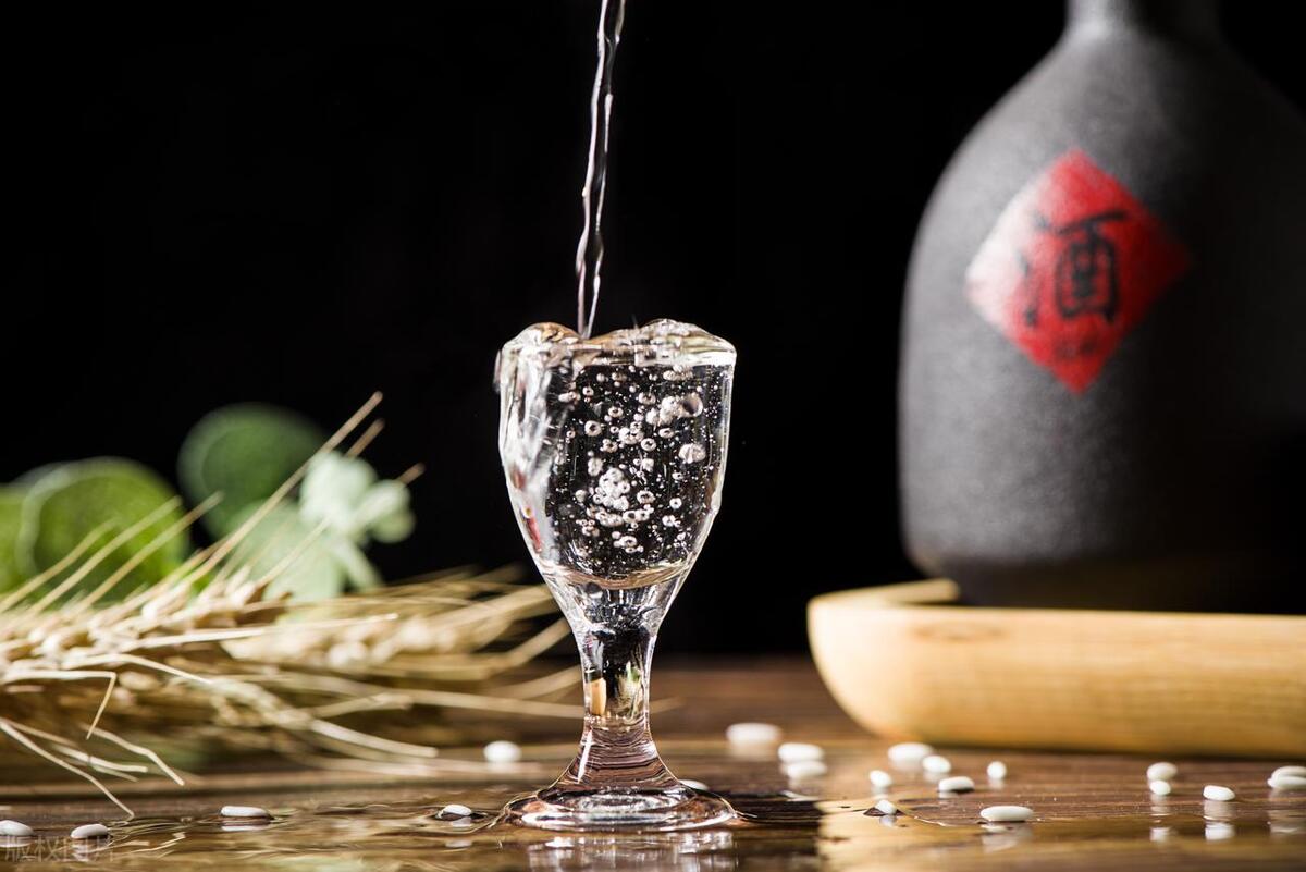 劍南春濃香型白酒多少錢一箱_劍南春46度濃香型白酒價格_濃香型白酒劍南春